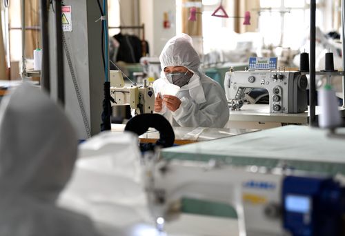 2月19日,工人在宁夏汇川服装有限公司生产车间加工民用隔离服.